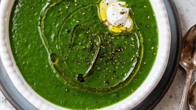 spinach soup topped with olive oil and a dollop of yogurt