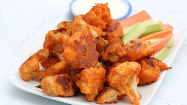 oven baked cauliflower bites with hot sauce