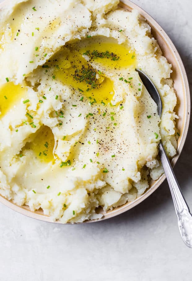 garlic mashed potatoes made with olive oil and roasted garlic