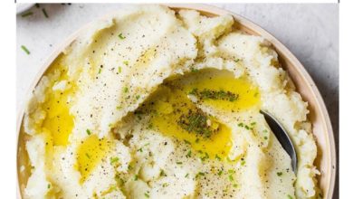 mashed potatoes topped with olive oil and fresh parsley