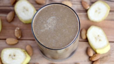 almond butter cup smoothie with protein powder