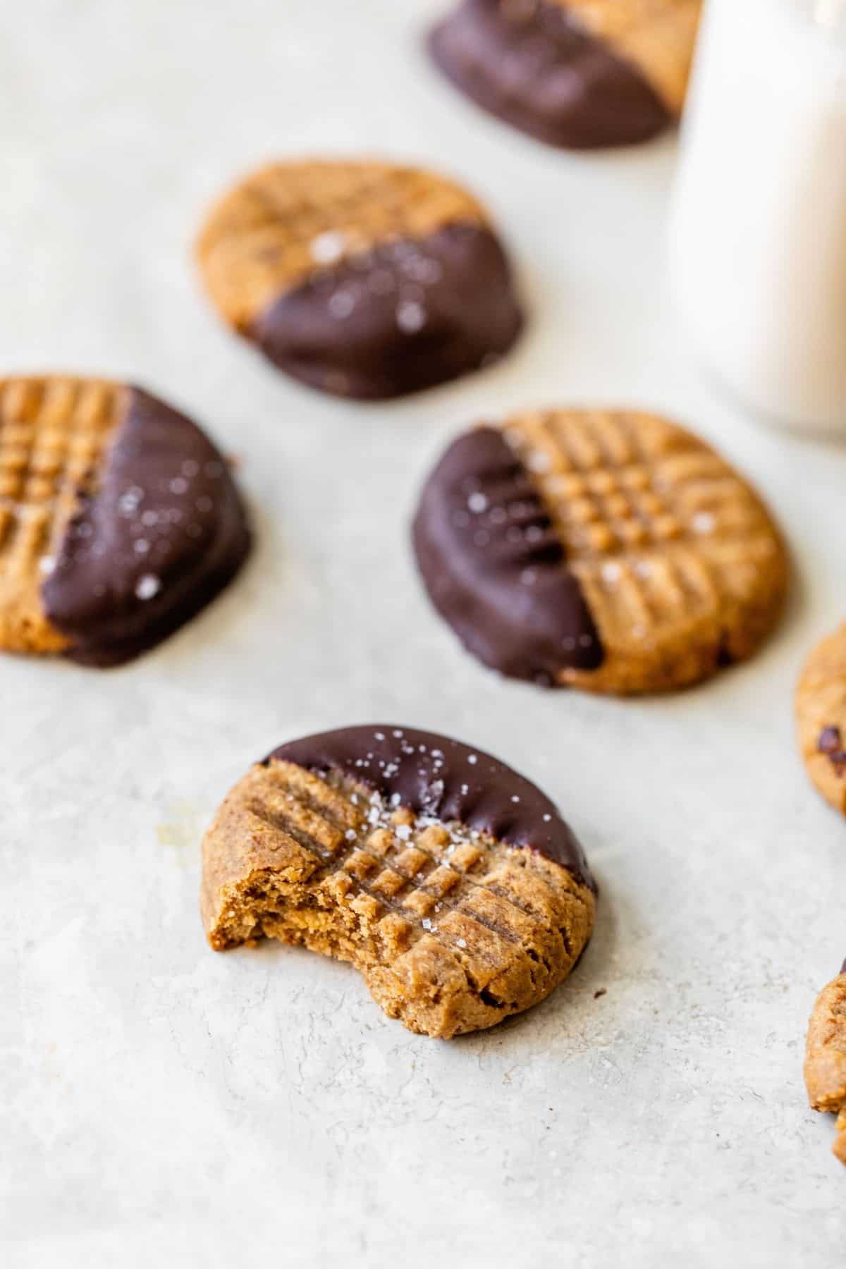 peanut butter cookies with criss-cross pattern