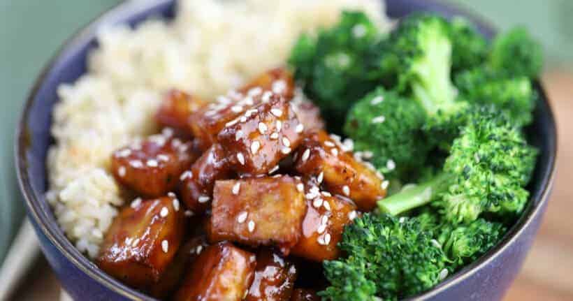 teriyaki tofu with brown rice and broccoli topped with sesame seeds